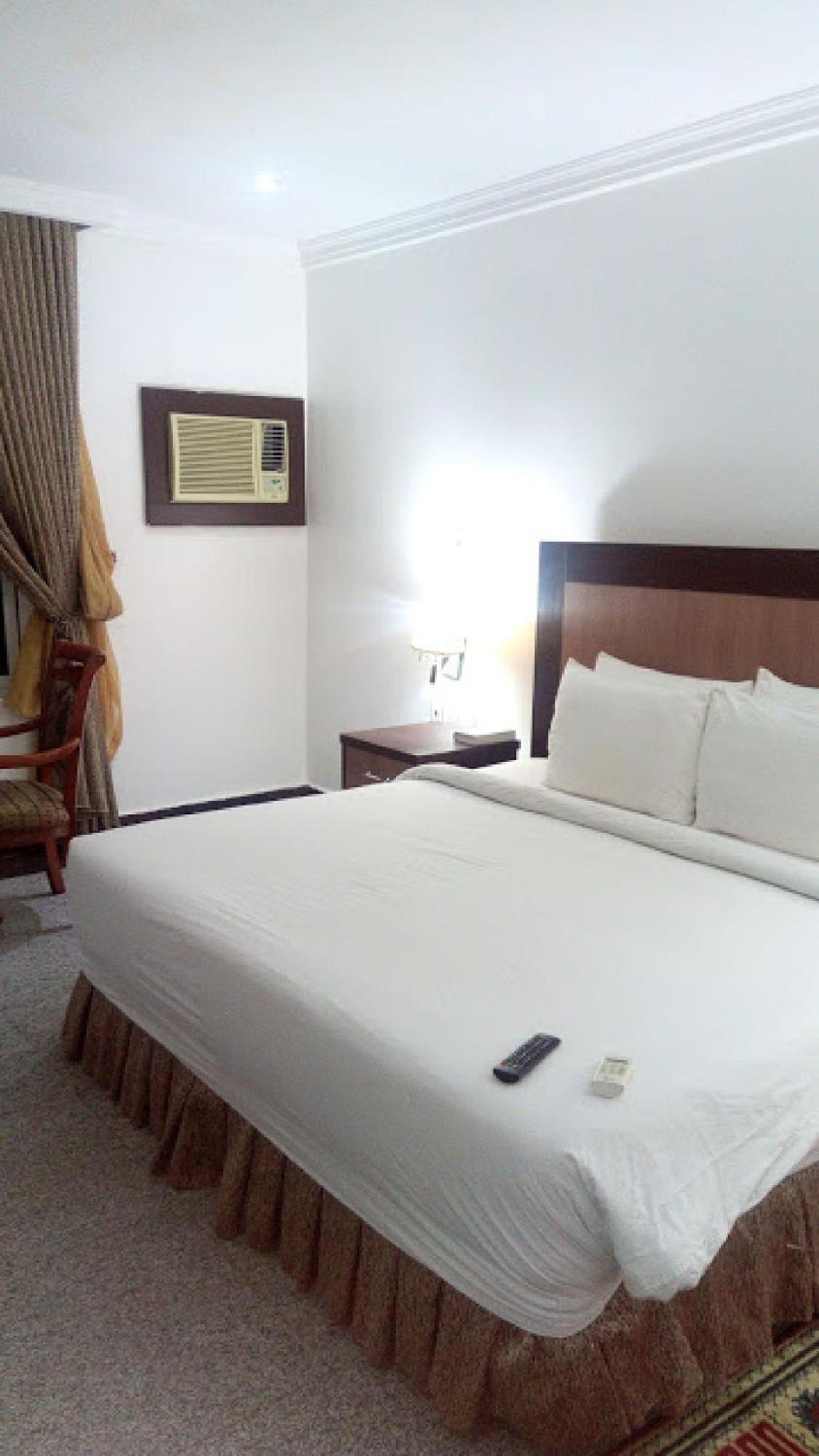 Room In Bb - Immaculate Royal International Hotel Owerri Exteriör bild