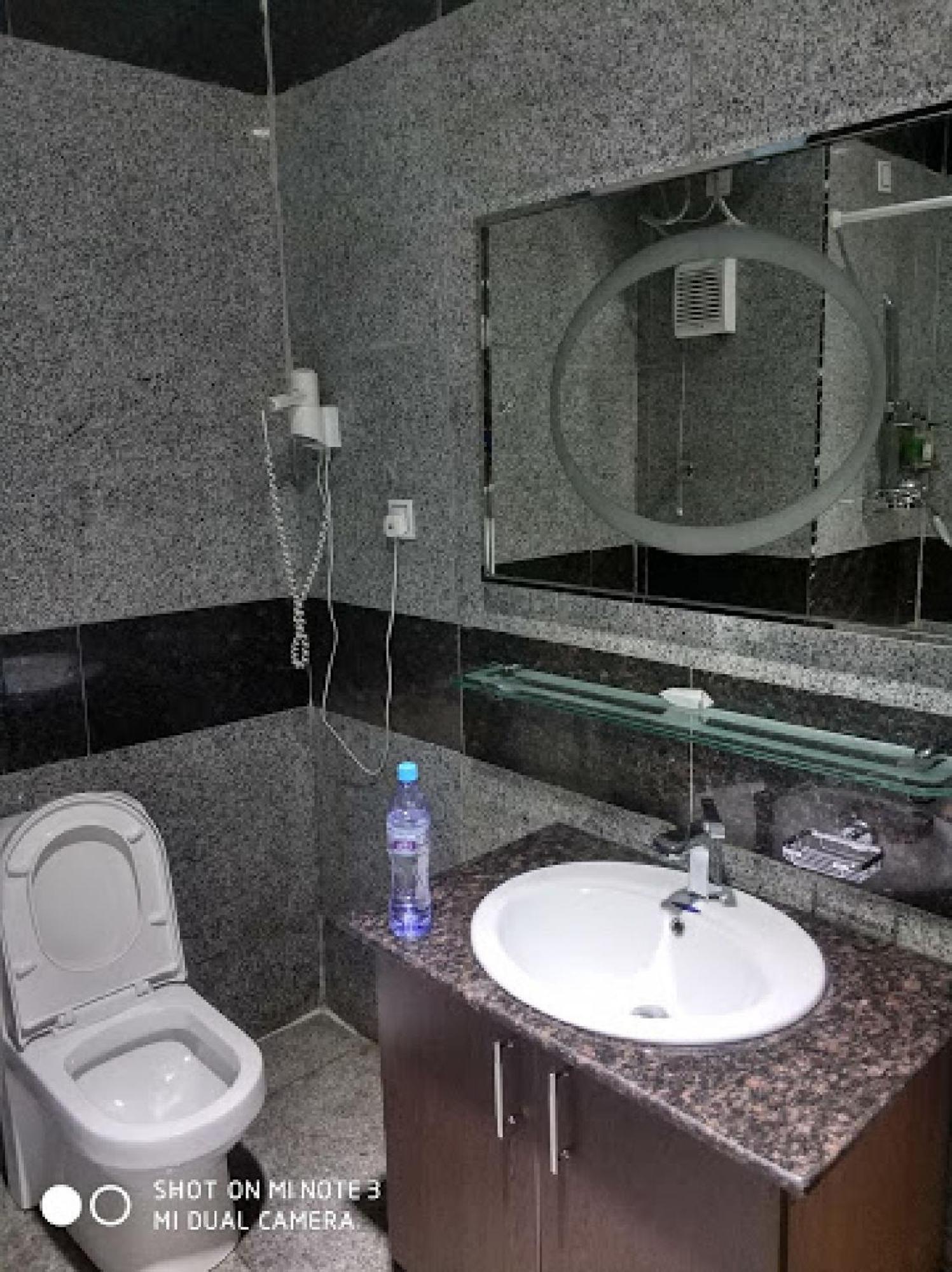 Room In Bb - Immaculate Royal International Hotel Owerri Exteriör bild